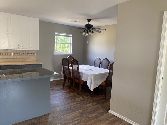 Building Photo - COMING SOON--4 BEDROOM TWO BATH IN OAK PAR...