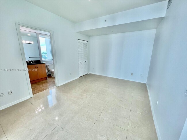 Building Photo - 300 S Biscayne Blvd
