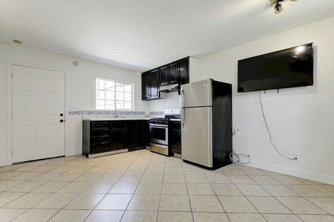 Foto del edificio - 8852 Morehart Ave