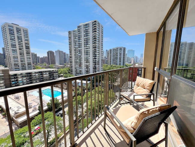 Building Photo - 1540 N La Salle Dr