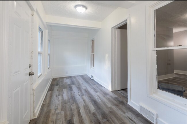 Building Photo - 4921 N 34th Ave