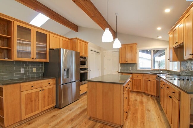 Foto del edificio - 5 Bed/3 Bath + an Office/Bonus Room House