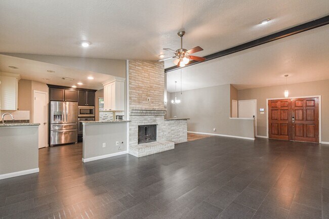 Foto del edificio - 8806 Lakeside Forest Dr