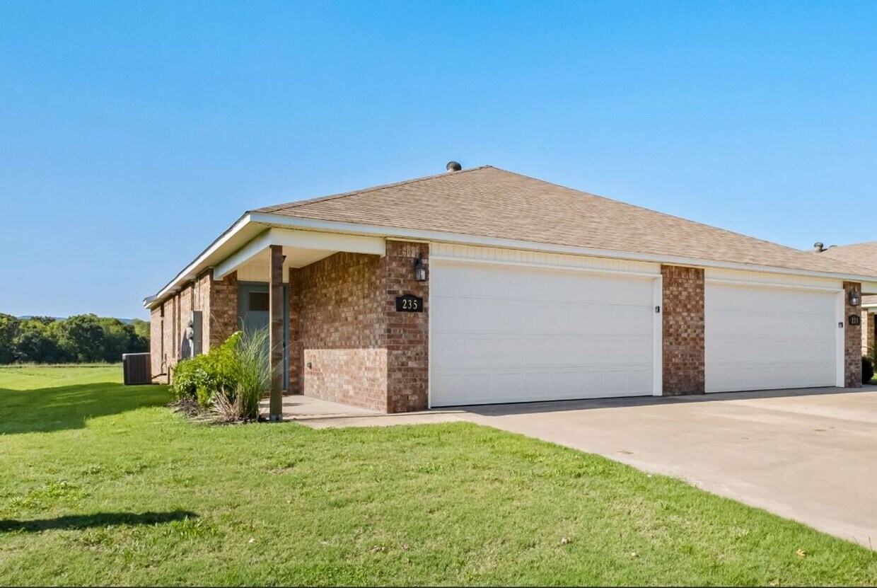 Foto principal - 235 E Anabranch Ct