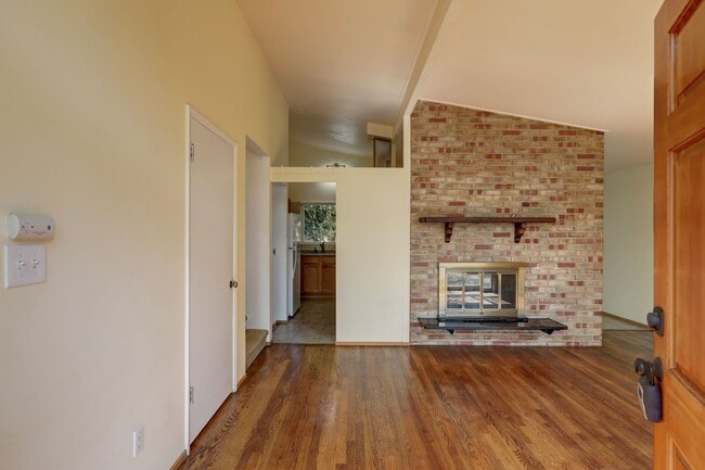 Foto del edificio - Lovely 4BR 1.75BA Bellevue Tri-Level Home