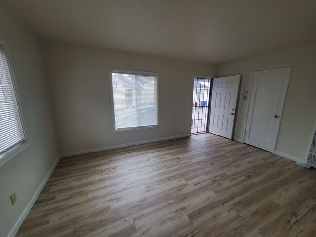 Building Photo - 1st Month's Rent is FREE!!! Conveniently Located Newly Remodeled 1 Bed/ 1 Bath Duplex for Rent In...