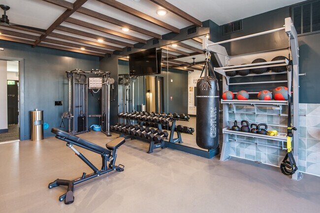 Gimnasio con equipos de calidad de estudio y clases de Echelon - Aviata West Love