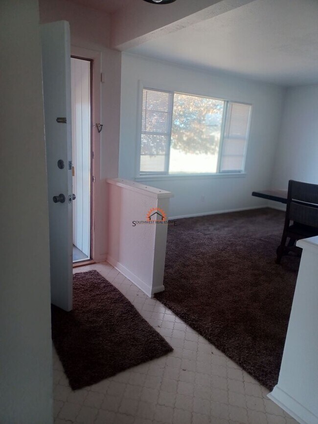 Building Photo - Spacious 4 bedroom 2 bath brick home