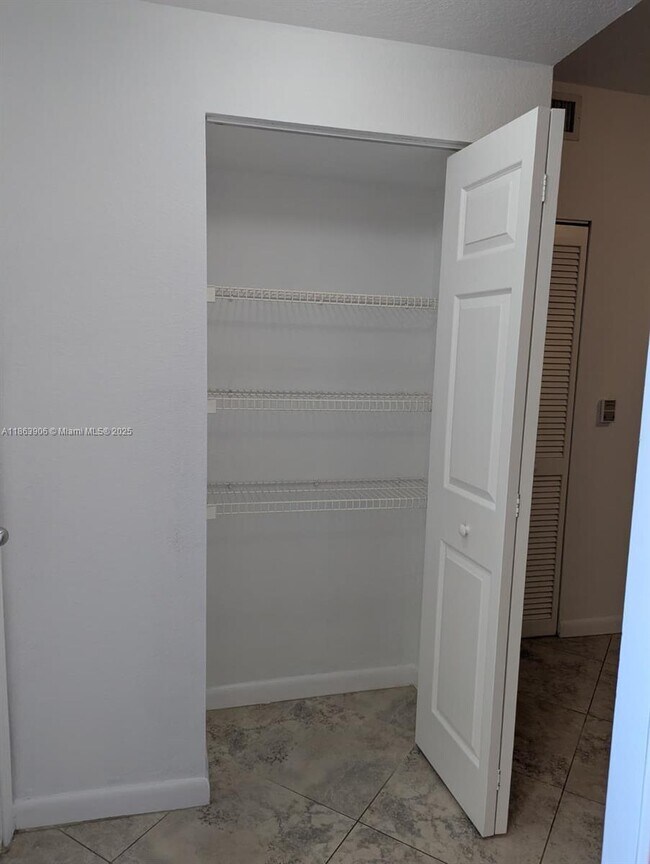 Foto del edificio - 2578 Centergate Dr