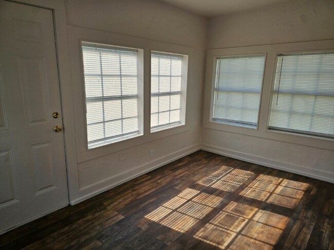 Foto del edificio - 20 8th Ave NW