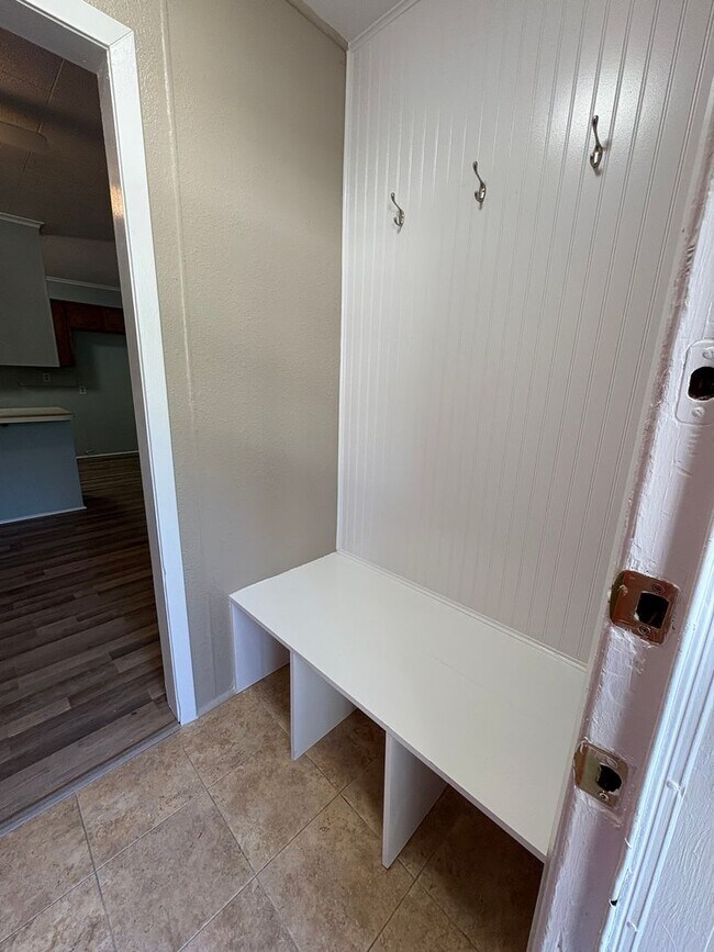 Foto del edificio - Gorgeous 4 bedroom/1 bath with Central Air and Heat!