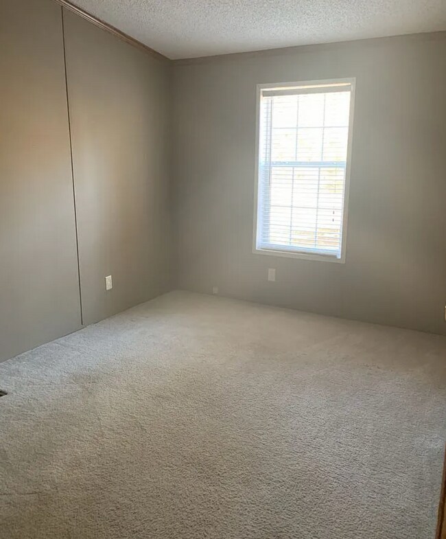 Building Photo - NEW LISTING!!!!!