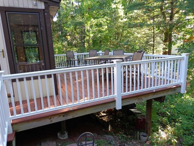 Building Photo - 16 Twin Meadow Dr
