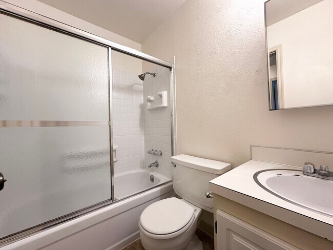 Foto del edificio - SPACIOUS, CLEAN W/Tons of storage! Tee Off...