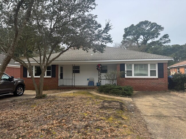 Building Photo - 2219 Oak St