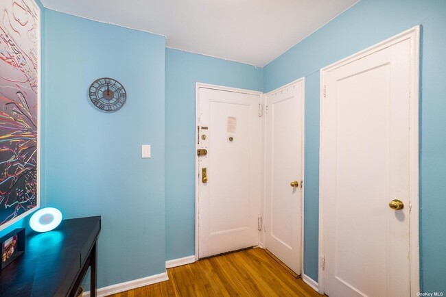 Foto del edificio - 33-25 81st St