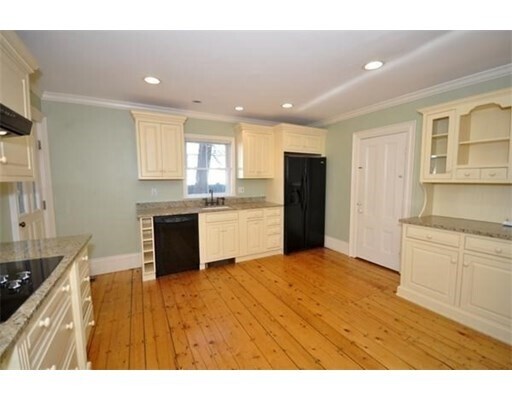 Primary Photo - 34 Thoreau St