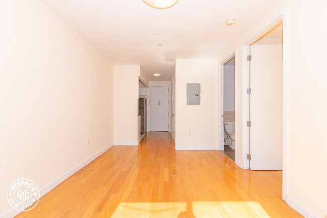 Building Photo - 924 Metropolitan Ave