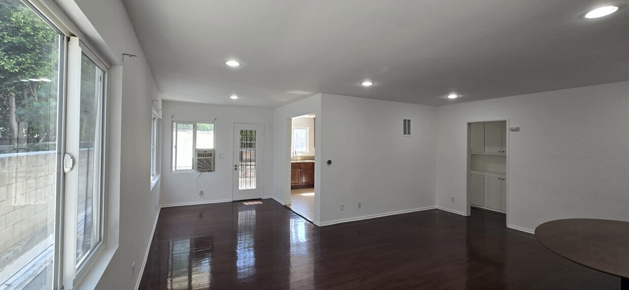 Foto principal - 361 N Hayworth Ave