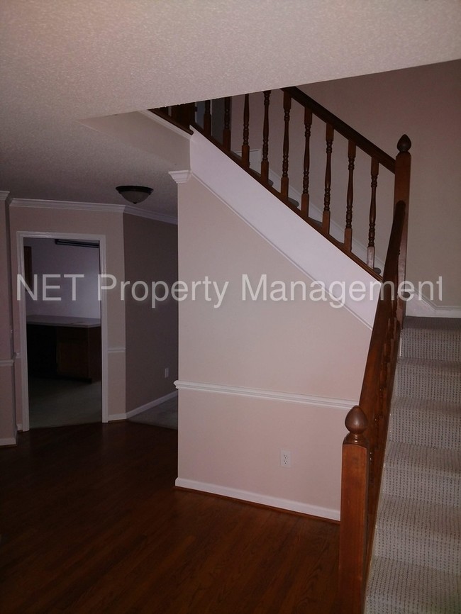 Building Photo - Cute Town Home w/ garage in Raleigh