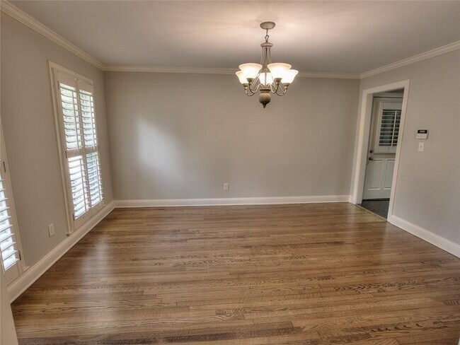 Foto del edificio - 5575 Lake Forrest Dr NW