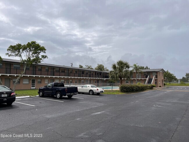 Foto del edificio - 1715 Dixon Blvd