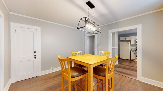 Building Photo - 2 Bedroom 2 Bath Fully Furnished home.