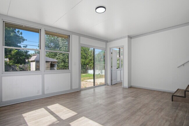 Building Photo - 549 E Ercoupe Dr