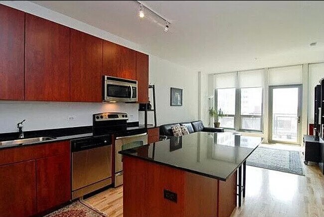 Foto del edificio - 565 W Quincy St