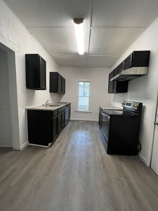 Building Photo - Renovated 2 bedroom 1 bath home