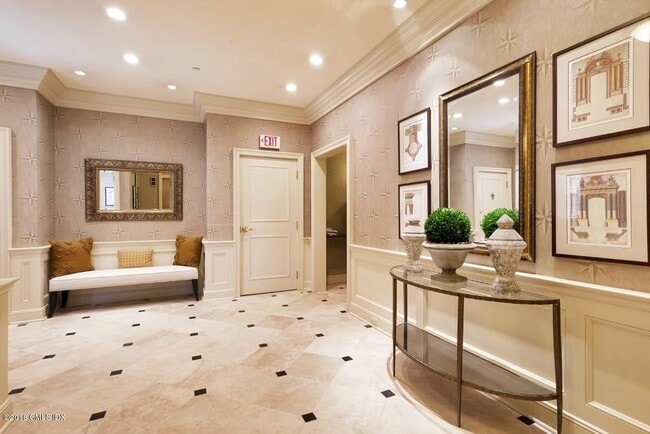 Building Photo - 2 E Elm St