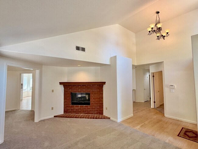 Foto del edificio - 5663 Montclair Cir