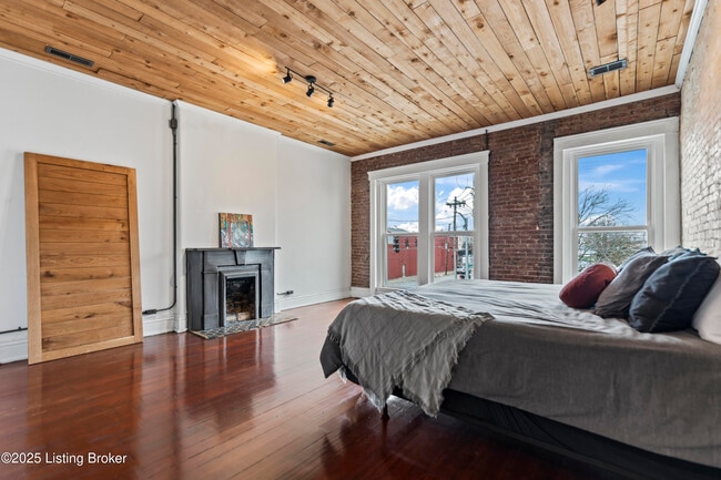 Building Photo - 902 E Jefferson St