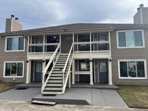 Building Photo - 12102 Carriage Ct SE