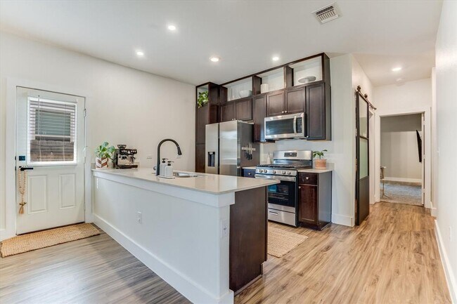 Foto del edificio - 7116 Tonka Ln