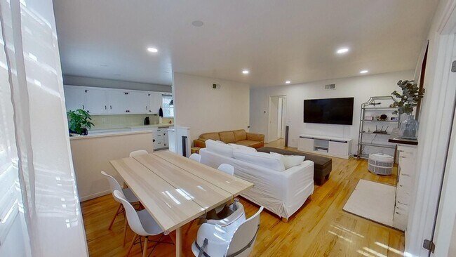 Building Photo - Mid-Term Rental: Fully Furnished 3 Bed 2.5...
