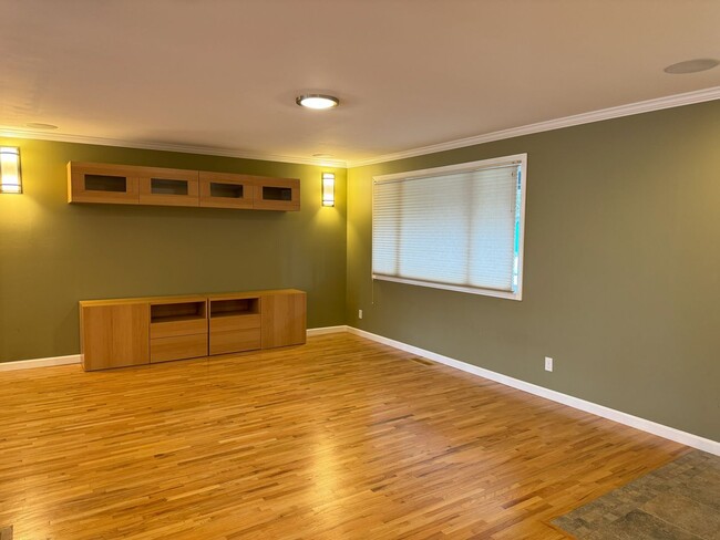 Building Photo - 15720 NE 53rd St