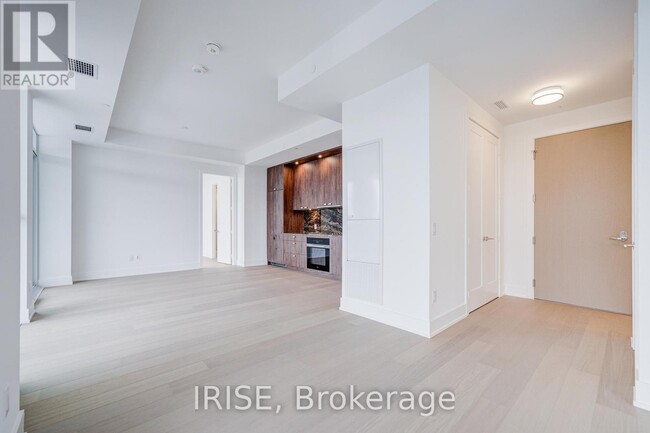 Photo du bâtiment - 399 Royal Orchard Blvd