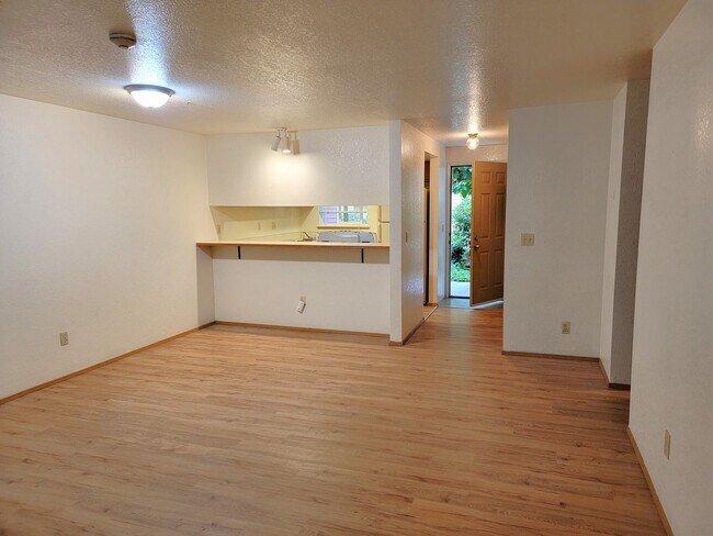Foto del edificio - Sammamish Waterway 1 Bedroom + Den 1 BA Condo $1900.00