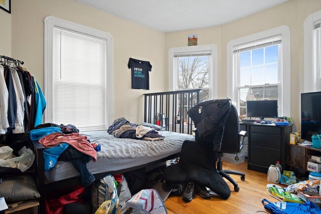 Building Photo - Charming 4 Bedroom-No Broker Fee