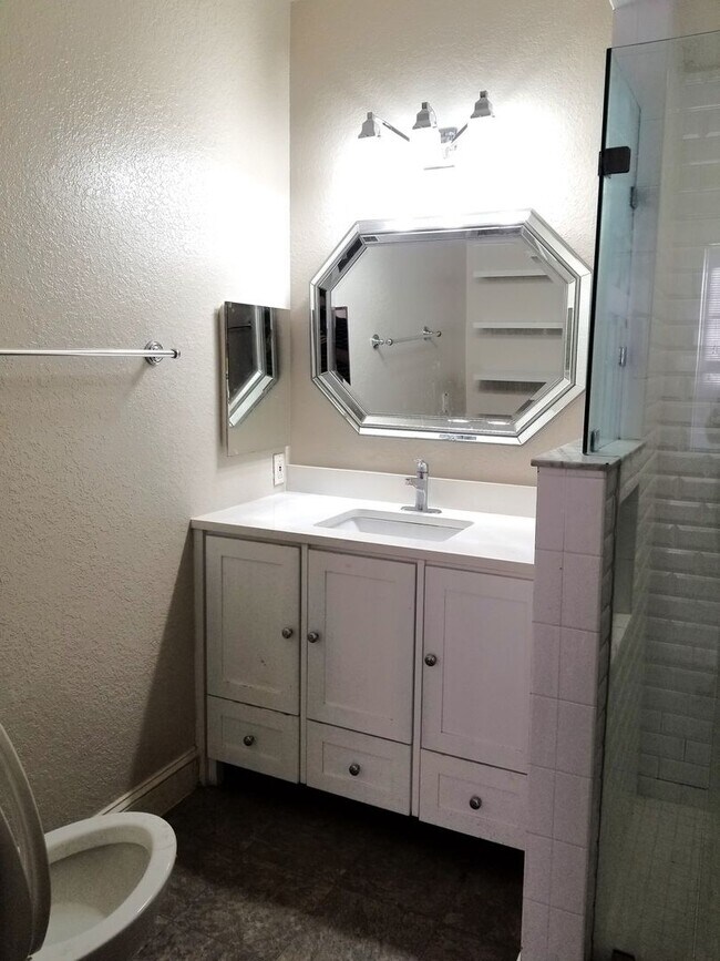 Foto del edificio - Updated 1x1 Sunroom, updated kitchen, bath...