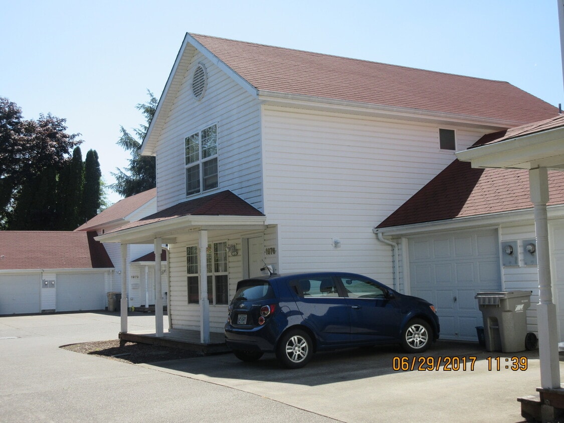 Building Photo - (887) Grant Duplexes - 3 bedroom / 1.5 Bath Townhouse Duplex