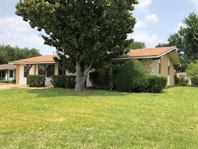Building Photo - 3319 Forest Ln