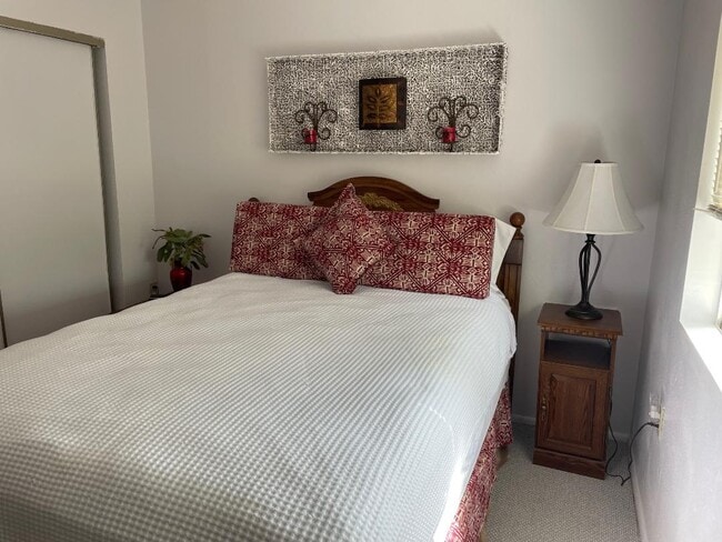 Comfy Queen size mattress - 5921 E Boston St