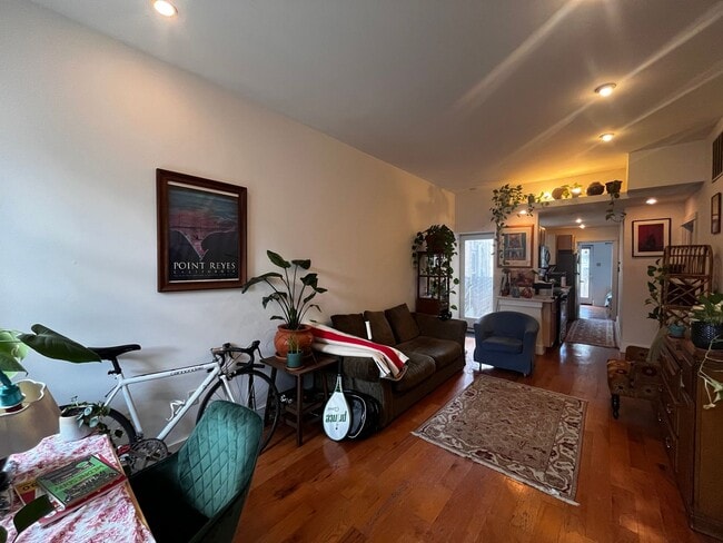 Building Photo - Bright and spacious one bedroom unit in a ...