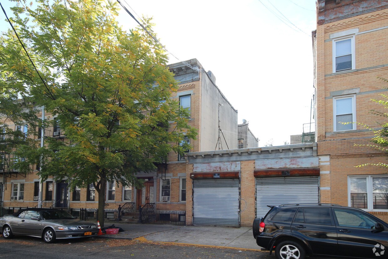 Building Photo - 60-14 Woodbine St