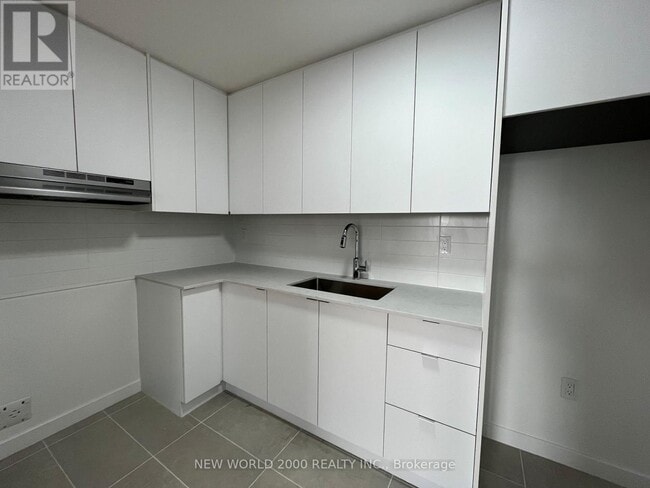 Building Photo - 101 Roehampton Ave