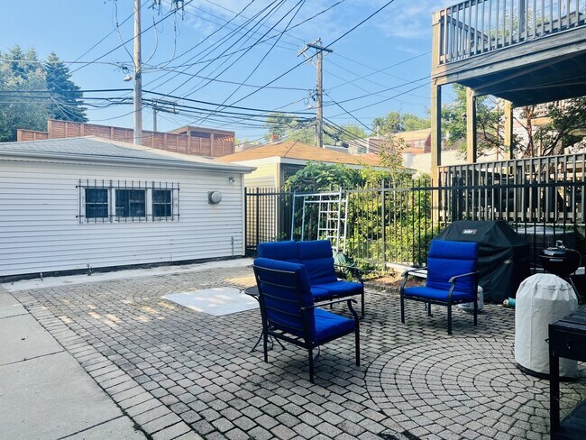 Foto del edificio - 1350 W Webster Ave