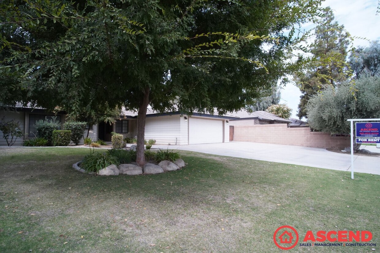Primary Photo - Gorgeous Northwest Bakersfield Home with H...