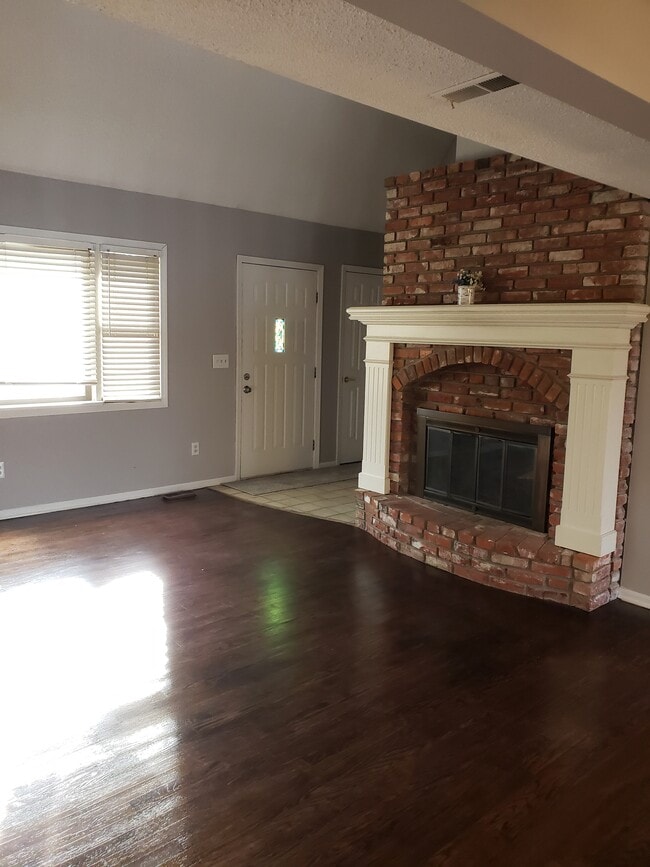 Building Photo - 6 NE 62nd Pl